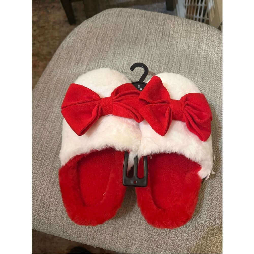 NWT Plush Red & White Bow Slippers size 5/6